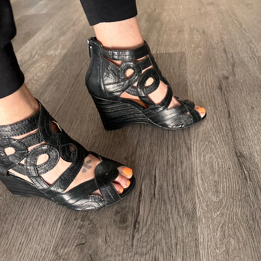 Miz mooz black leather back zippered heels. Size 6